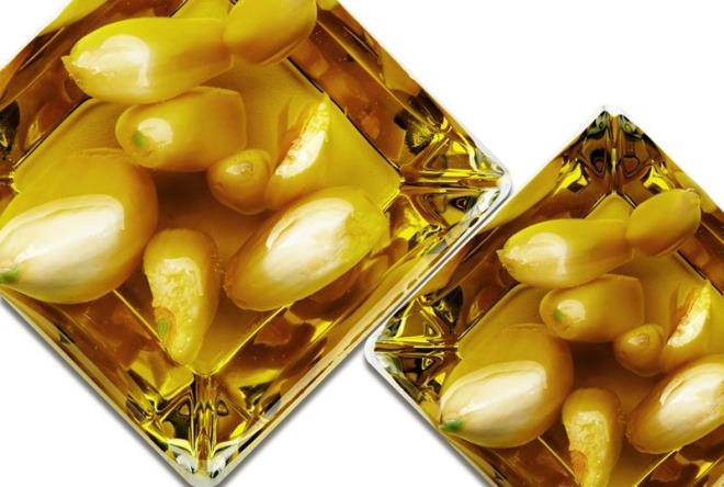 YAPILII:<p>    Cam bir kavanoza sarmsaklar koyun. zerine minik minik doradnz zencefilleri, limon suyunu, elma sirkesini ilave edin. Son olarak bir bardak bal kavanoza boaltn ve tm malzemeleri kartrn.