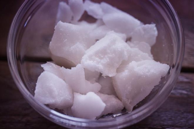 DOAL FAYDALARI AZALIYOR    Hindistan cevizi ya, mutfaklarmza ulamadan nce dier yalara benzer ekilde kapsaml bir ileme ve ileme tabi tutulur ve bu da onun doal salk yararlarn azaltabilir. Rafine edilmi, aartlm ve kokusu giderilmi (RBD) hindistancevizi ya, solventler ve yksek s ieren bir ileme tabi tutulur ve potansiyel olarak yksek kolesterol seviyelerine yol aar. Bu ya, kendine has zelliklerinden dolay ya zerine yaplan bilimsel aratrmalarda kontrol maddesi olarak kullanlmaktadr.