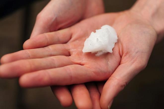 Salkl kaynaklardan bile fazla kalori tketmek (salatalara veya yemek piirmek iin bir miktar ya eklemek), fiziksel aktivite ve ok ynl bir beslenme ile dengelenmezse kilo almna katkda bulunabilir. Hindistan cevizi yan kiinin diyetine dahil ederken porsiyon boyutlarna ve genel kalori almna dikkat etmek nemlidir.