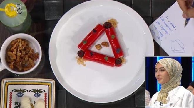 EFLERDEN BEYZA'YA ZEL TEBRK<p>    oban salata malzemeleriyle "Domat" yaplmasn isteyen eflerden Beyza'ya vg dolu szler geldi. Somer ef "Tabii ki krediyi de verelim.  arkadamz Mehmet ef'in olduka teklif alan bu tabanda zorluk ekerken, bir arkadamz ok yakn yapt. Bence Beyza'y tebrik etmemiz gerekiyor. nk taba tamamlayabilen ve olduka da yakn yapabilen tek yarmac Beyza oldu. Beyza'y bir alklayalm" dedi.