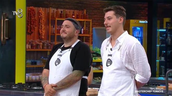 MAV TAKIM KAPTANI BELL OLDU  <p>  Masterchef'te en iyi taba yapan isim Mavi Takm kaptan olarak belirlendi. Kaan 3 evet ile bu haftann Mavi Takm kaptan olarak seildi ve dokunulmazl ald. Kaan "lk defa Mavi Takm kaptanln aldm, gzel bir duygu mutluyum" dedi. Kaptan Kaan, Krmz Takm kaptan olarak da Ezgi'yi seti.