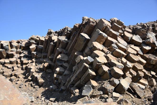 Fotoraf ve videolar inceleyen akademisyenler, yaplarn dnyada ender grlen bazalt stunlar olduunu belirtti.