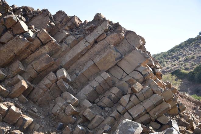 Bazalt stunlarnn Karacada'n volkanlarndan meydana geldii belirtiliyor.    Harran niversitesi Corafya Blm Bakan Prof. Dr. Mehmet Sait ahinalp, bazalt stunlarn Siverek'ten Kahta'ya giden yol zerindeki alma srasnda tesadfen bulunduunu syledi.