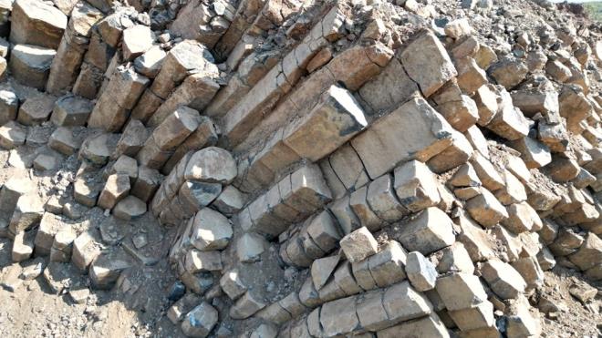 Trkiye'de bazalt stunlarn 10-11 yerde grldn aktaran ahinalp, yle konutu:    "Bu ilimiz asndan ok byk bir ans. Yani tabiatn bize getirmi olduu ok byk bir hazine ve zenginlik. Yalar itibaryla bakm olduumuz zaman 5-2 milyon yl ncesinde olan bir sre ierisinde gerekleen bir oluumdur. nem arz eden bir oluum bunlar. Bu tarz bir oluumun kefedilmi olmas ilimiz asndan nem arz eden bir ey. zellikle jeolojik bir miras olmas ve bunun da turizme kazandrlmas asndan nem arz ediyor."