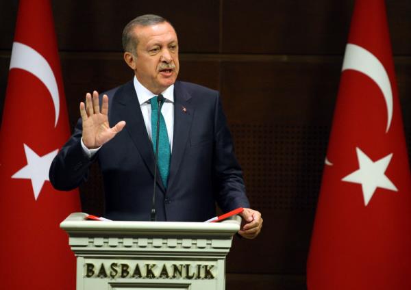 ZeynepKamezKaya Okullarin kapilarnda yasann basortusu acma rezaleti bitti mi simdi.Ne buyuk mutluluk.Bizim donemimzde hayaldi sadece.