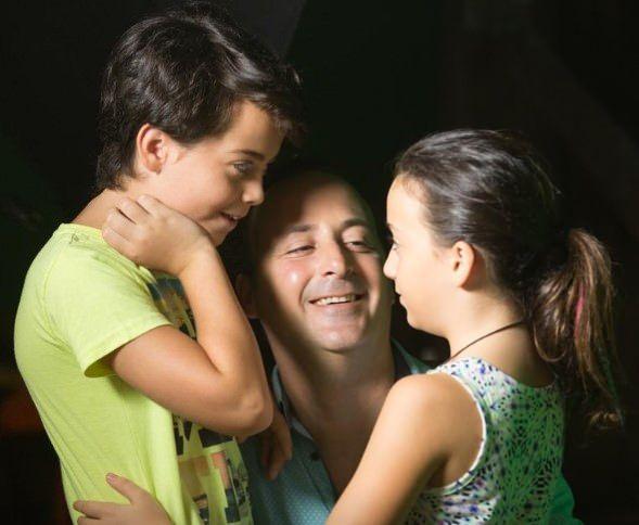 Tan ve Tuna isminde iki ocuu olan Komedyen Tolga evik, ocuklaryla kamera karsna gemi kiilerden.