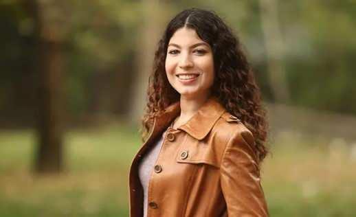 Annesi gibi oyuncu olan Alize Grdm annesiyle ayn dizide oyunculuk yapt.