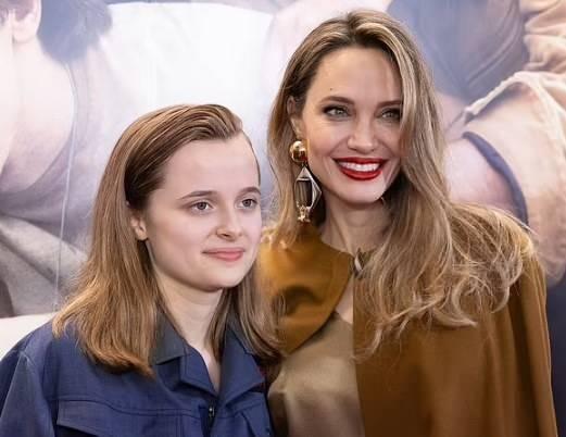 'Malefiz' filminde Angelina Jolie, kz Vivienne Jolie-Pitt ile kamera karsna geti.