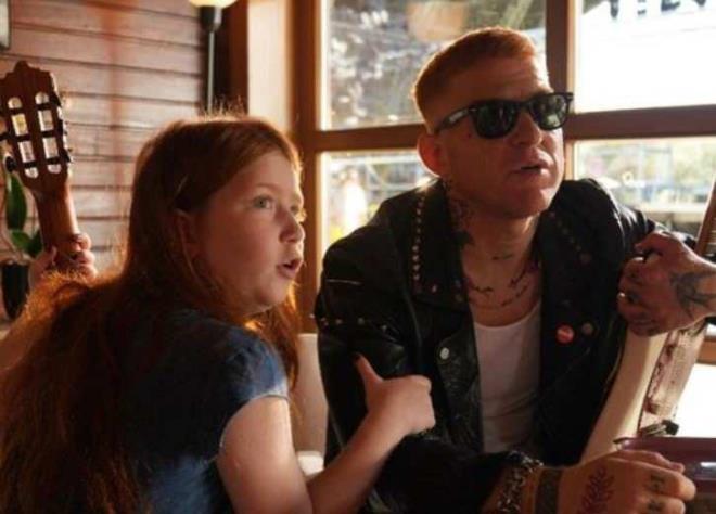 'Karde Takm' filminde rol alan Gkhan zouz kz Aye ile kendilerini canlandryor.