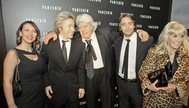 Efsane filmleriyle hafzalara kaznan Cneyt Arkn da olu ile rol arkada olan isimler arasnda.