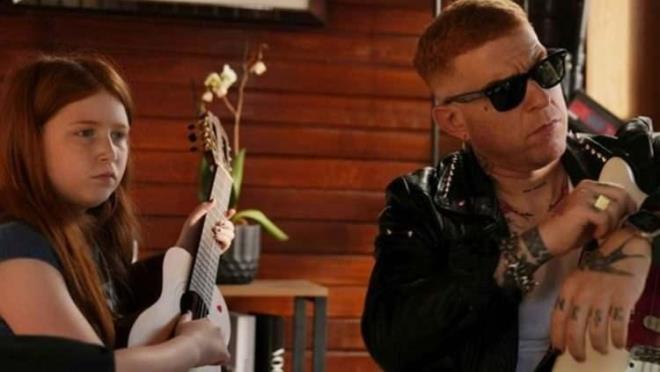 Athena grubunun solisti Gkhan zouz, ocuuyla ayn filmde rol alan isimler arasnda yer alyor.