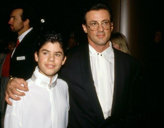 Rocky film serisiyle adn ok geni kitlelere duyuran Sylvester Stallone, oluyla beraber kamera karsna geen oyuncular arasnda.