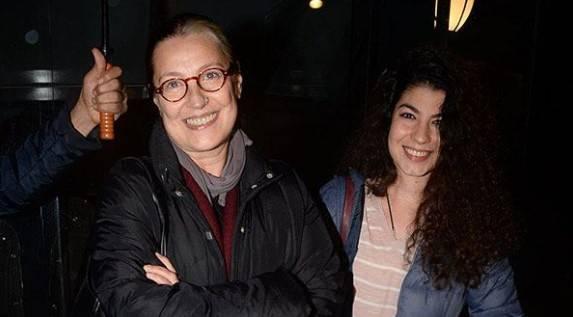 Vahide Perin, 'Anne' dizisinde rol aldnda rol arkadalar arasnda kz da bulunuyordu.