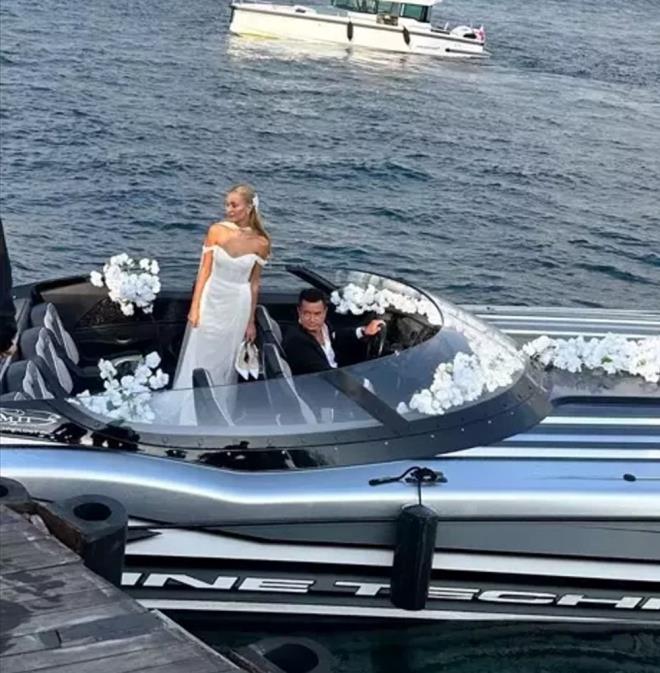 Gelin ve damat dn treninin yaplaca mekana mekana tekne ile geldi. iei burnunda gelin Gelin Aya ala Altunkaya, gelinlii ile gz kamatrd.