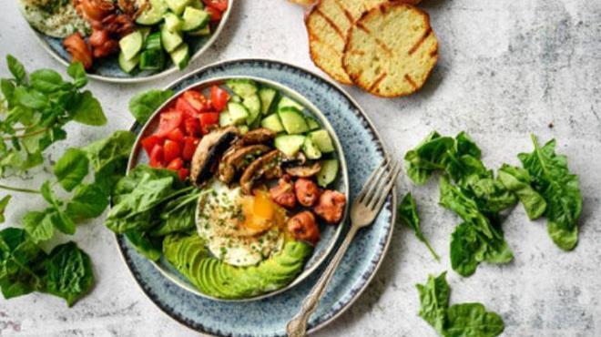 Yksek eker ieren besinler ise ya yakmay olumsuz etkilemekle kalmyor, demin artmasna neden oluyor. Karahan, eker ve beyaz unlu gdalardan uzak durarak metabolizmasn hzlandrd. Ketojenik diyet ile beslenerek vcudun enerji ihtiyacn karlamasn salad.