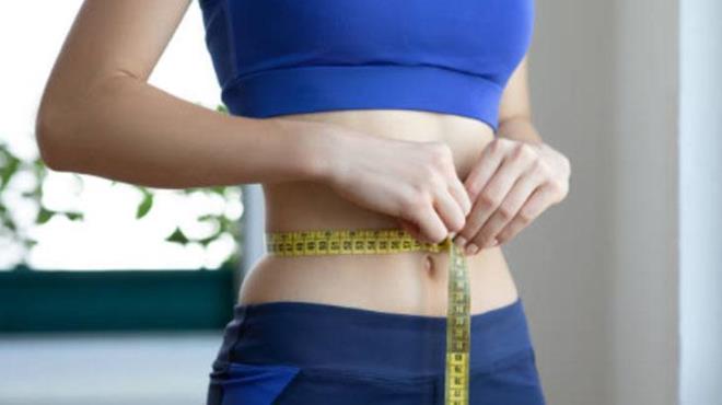 Keto diyeti itah bastrc etkisi nedeniyle toplam kalori almn azaltabilir. Dk karbonhidrat tketimi, kan ekeri seviyelerini stabilize eder ve inslin direnini azaltr. Ayrca vcudun rettii ketonlar beyin iin etkili bir enerji kaynadr. Epilepsi, Alzheimer hastal ve baz nrolojik rahatszlklar ynetmek iin faydal olabilir.