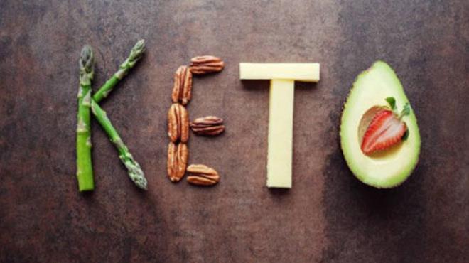 Ketojenik diyet nedir?<p>    Bu diyet eidi yksek ya, yeterli protein ve dk karbonhidrat ieren bir beslenme plandr. Bu diyet, vcudu 'ketozis' ad verilen bir metabolik duruma sokmay hedefler. Bu durumda vcut enerji iin ya yakar ve keton ad verilen molekller retir. Ketojenik diyet vcudun ya yakma kapasitesini artrd iin kilo kaybn hzlandrabilir.