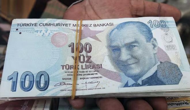 EMEKLLK DLEKES NE ZAMAN VERLMEL?<p>  alma balad takdirde vatandalara emeklilik dilekesi vermeleri iin 2024 ylnn son ayna kadar beklemelerini tavsiye eden Konar, yle konutu:<br>    ?Yzde 30 dediimiz oran ok byk bir oran. u anda asgari cretten emekli olanlarn aylk balama oranlar yzde 48 civarnda. Asgari creti etkilemeyecek bir ey fakat yksekten primi yatran veya asgari cretin stnde prim yatranlar veya emekli sand dediimiz 657 memurlarmzn primleri tavandan yatyor dolaysyla almlarn aylk yzde 40?lara kadar dmesi demek.