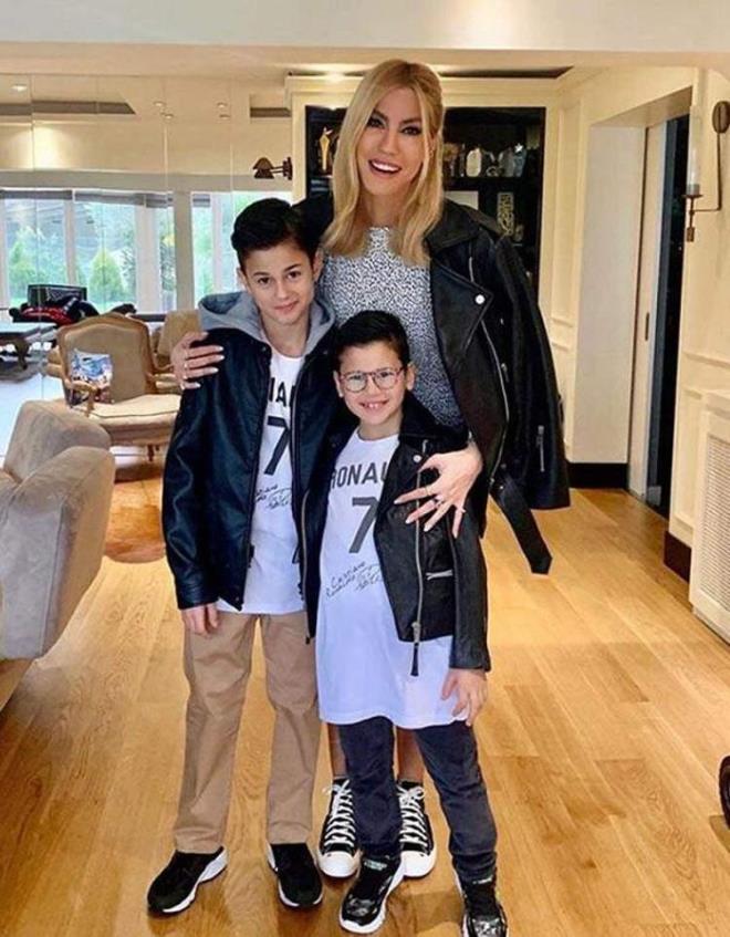 te ala kel'in arkc Emre Altu ile evliliinden dnyaya gelen oullar Kuzey ve Uzay ile yaad sper lks evi...