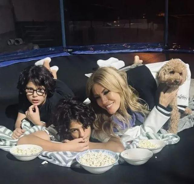 41 yandaki nl manken ara ara sosyal medya hesabndan oullaryla birlikte elenceli anlarn paylayor.