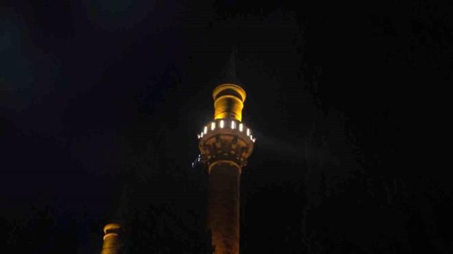 MEVLD KANDL BADETLER    <br>  1. Peygamber Efendimiz (sas)?e salt  selmlar getirilmeli; O?nun efaatini mit edip, mmetinden olma uuru tazelenmeli. Can  gnlden, ?Es-salat ve?s-selam aleyke ya Reslellah? demeliyiz. Ya da Allahmme salli ala seyyidina Muhammedin ve ala ali seyyidina Muhammed demeliyiz.  <br>  2. Bu kandil gecelerinin gndzlerinde mmkn olduunca oru tutulmal.  <br>  3. Kur?n? Kerim okunmal; okuyanlar dinlenmeli; uygun meknlarda Kur?n ziyafetleri verilmeli; Kelamullah?a olan sevgi, sayg ve ballk duygular yenilenmeli, kuvvetlendirilmeli. Kur?an- Kerm okumak veya dinlemek. Byle mbarek bir gecede yapacamz ibadetlerin en nemlisi: Kur?an- Kerim?i okumak, dinlemek ve anlam zerinde dnmektir. nk Kur?an- Kerm Cenb- Hakk?n insanla son mesajdr. O?nun iyi anlalmas ve uygulanmas halinde insanlk mutlu olacaktr.