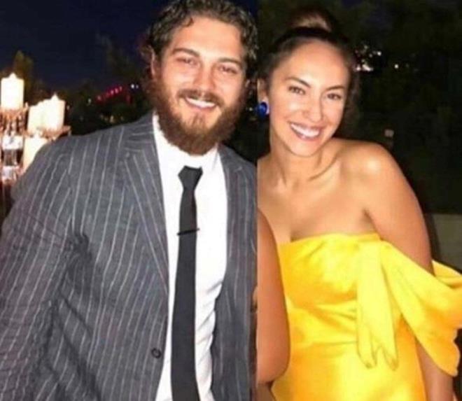 Duygu Sarn 7 yl boyunca bir dargn bir bark iliki yaad, meslekta aatay Ulusoy'la sessiz sedasz yollarn ayrmt.