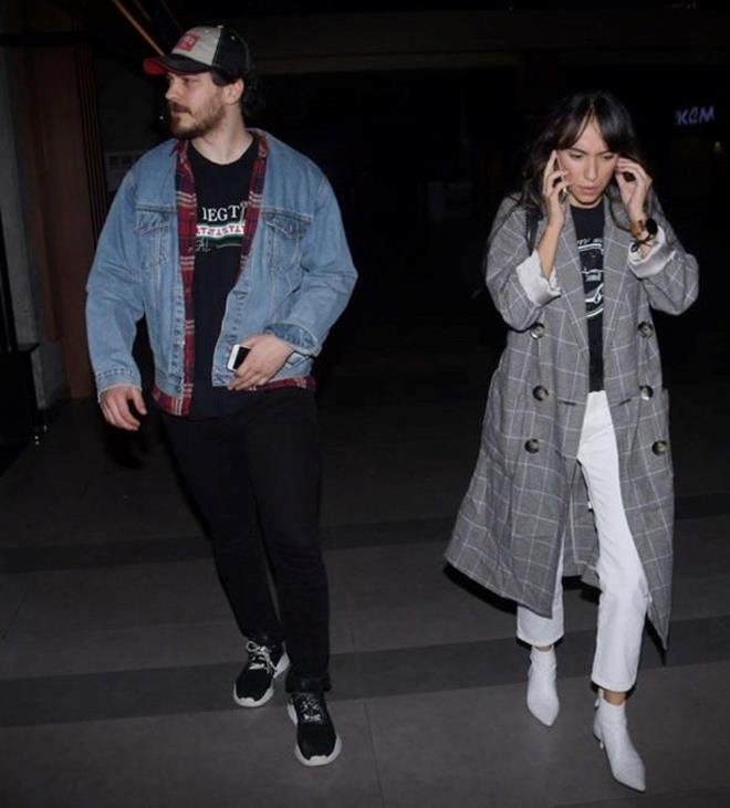 Evlilik hazrlklar yaptklar konuulan ift, Ocak 2023'te sosyal medyada birbirini takipten km, bu hamleyle yedi yllk ilikisi sona erdii ortaya kmt.