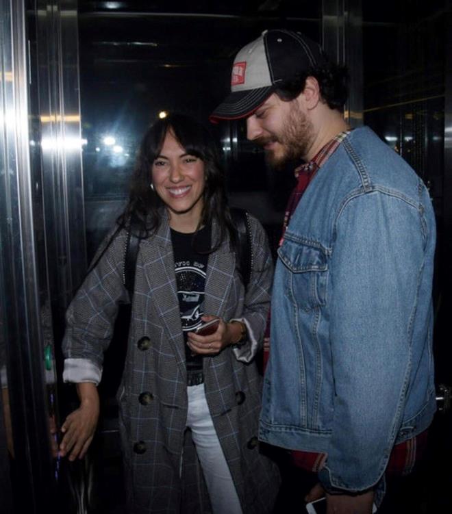 Duygu Sarn, nceki akam Bebek'te objektiflere yansd.    Uzun sre ak yaadktan sonra sessiz sedasz ayrld aatay Ulusoy ile bartna dair iddialara Duygu Sarn, "Barma sz konusu deil. Ben bir kez okuduum kitab, ikinci kez okumam" yantn verdi.