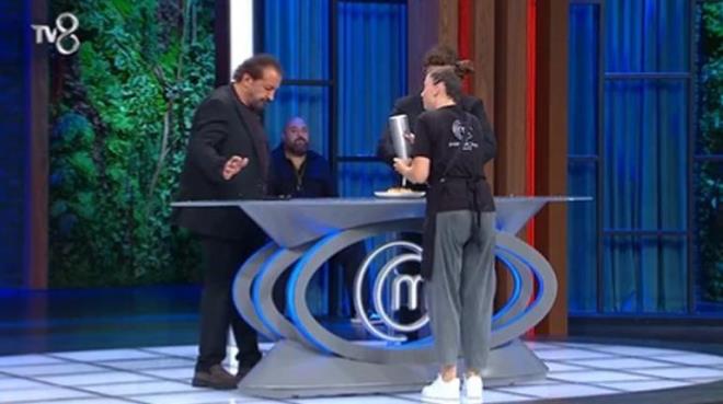 YEMEK SUNUMU SIRASINDA OK KAZA!<p>    Beril eflere sunum yaparken kp skt ve kpk eflerin zerine geldi. zeri batan Danilo ef msaade istedi kyafetlerini deitirmek iin. Beril taban anlatt; Fndk unuyla yaptm bir tart hamurum var. Yanna sktm kahveli kreman, orman meyveli jelim var. Fndk tozum var, karamelize ve fndk style hazrladm bir de kreman var.