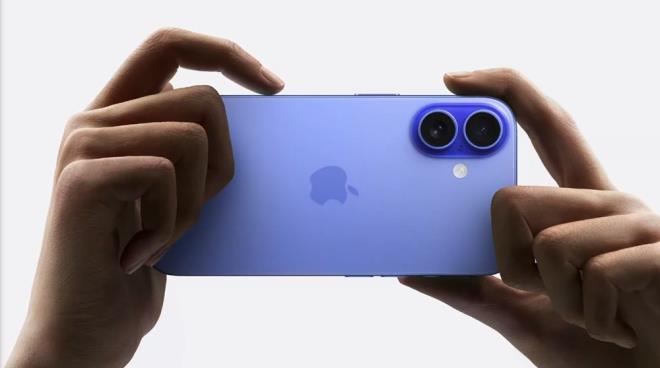 iPhone 16, fotoraf ve video ekmeyi kolaylatrmak iin cihazn yan tarafnda yeni bir kamera kontrol dmesi ieriyor.<br>    Apple buna 'Kamera Kontrol' adn veriyor.  <br>  Daha nce iPhone 15 Pro'ya zel olan aksiyon dmesi de iPhone 16'da da bulunuyor ve sessiz dmesinin yerini alyor.<p>    EKRAN ZLMELERNE KARI KORUMALI CAM<p>    Apple, iPhone 16'nn ekran izilmelere kar koruyan Apple'n en sert camn ierdiini syledi.<br>    iPhone 16, 6,1 in ekran boyutuna sahip. iPhone 16 Plus ise 6,7 in ekrana sahip.  <br>  Yeni Kamera Kontrol dmesi dokunmaya duyarl.<br>    Bir fotoraf ekmek iin Kamera Kontrolne basabilir veya yaknlatrma seviyesini ayarlamak iin parmanz Kamera Kontrol boyunca kaydrabilirsiniz.    Apple ayrca Kamera Kontrol zerinden hzlca eriilebilen yeni grsel yapay zeka zelliklerini de kullanma sunuyor.    SERAMK KALKAN     iPhone 16'nn yan tarafnda yeni bir ayrlm kamera dmesinin yan sra izilmelere ve dmelere kar koruma salayan yzde 50 daha gl bir seramik kalkan bulunuyor.