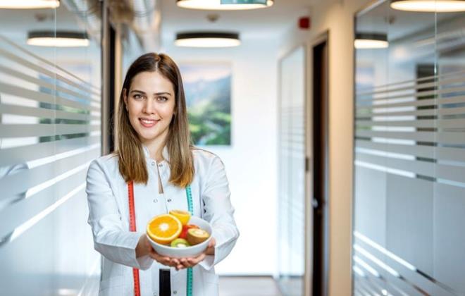 Elbette maazalarda bir sr vegan abur cubur seenei var, bu yzden kilo verme srecinizi bir st seviyeye tamak istiyorsanz ilenmi gdalardan uzak durduunuzdan emin olun    Vegan beslenmenin sala iyi gelmesinin yan sra, kresel snmay azalmaya da katks olduka yksek.    Oxford niversitesi'nde yaplan bir aratrmaya gre, insanlk u andan itibaren vegan beslenmeye balarsa, gda maddeleri retilirken aa kan emisyon deerlerinde 2050 ylna kadar yzde 70 orannda azalma grlecek.    Ancak uzmanlar uyaryor, srf vegan diye ilenmi ve besin deeri olmayan sala zararl rnlerin tketilmesine iddetle kar kyor.