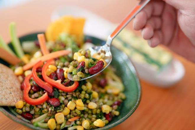 Vegan bir yaam tarz benimsemek, kilo vermeye yardmc olmaktan kronik hastalk riskini azaltmaya kadar birok salk yarar sunar. Dr. Sunil Rana'ya gre, Meyve ve sebzelerle dolu bir vegan diyet, birok insann fazla kilolarn verme ve salkl bir kiloyu koruma hedeflerine ulamalarna yardmc oldu.