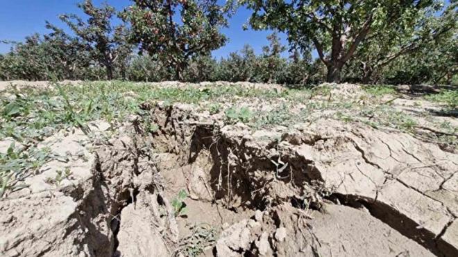 Karaman'da son 3 yl ierisinde ekili arazilerde oluan obruk says 10'a ulat. Son olarak eyh amil Mahallesi'nde ikametlere 500 metre uzaklkta bulunan bir elma bahesinde yaklak 1 metre derinlikte ve 100 metre uzunluunda fay hattn hatrlatan yark olutu.