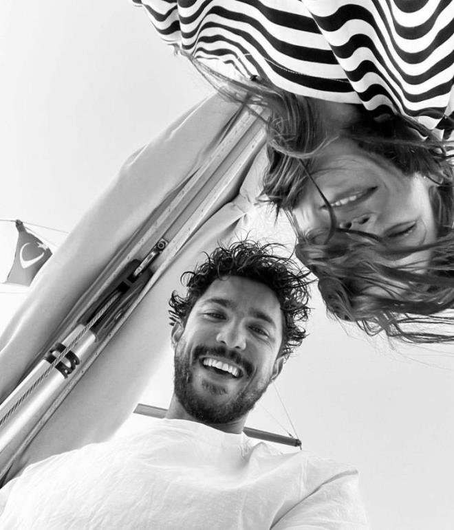 kan mjdeli haberlerin ardndan nl ift sosyal medyada adeta tebrik yamuruna tutuldu.