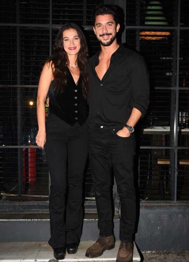 Getiimiz gn bir davet knda grntlenen nl oyuncu, basn mensuplarnn evlilik sorularn yantlad. nl oyuncu, dn tarihleri hakknda kan iddialar  "Kpkrmz oldum. Hibir ey sylemek istemiyorum ama evet evleniyoruz. ok da mutluyuz" eklinde yantlad.