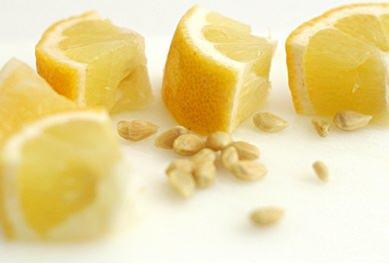 YEMEKLERE KATABLRSNZ    Bunun iin kulandnz limonlardan kardn limon kabuklarn kurutun. Daha sonra tavuk, balk ve sebze yemeklerine ekleyerek baharat niyetine kullanabilirsiniz. Bylece yemeinize bambaka bir aroma katarak daha ok lezzetli hale getirebilirsiniz.