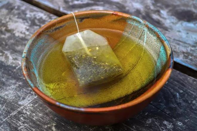 nsanlar ofiste veya ite, pratik yapm sebebiyle ay ihtiyalarn sallama ay ile karlyor. Yalova niversitesi Tp Fakltesi Dekan Prof. Dr. Vefik Arca, poet aylarn bir ksmnda scak suyla temas edildikten sonra epiklorohidrin denilen bir maddenin ortaya ktn ifade etti.