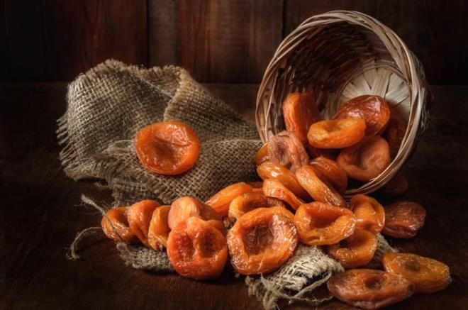 4. Kuru Kays  <p>  Demir asndan zengin gdalar sz konusu olduunda bazen kurutulmu meyveler daha iyi olur. rnein kuru kays, taze meyveden neredeyse yedi kat daha fazla demir ierir. Kuru kayslarda 2,66 mg demir bulunur ancak ayn zamanda iyi bir lif, potasyum ve beta-karoten kaynadr.