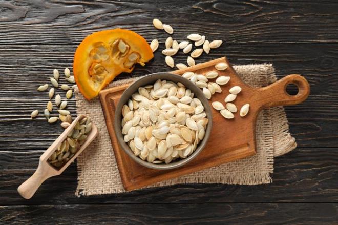 5. Kabak ekirdei<p>    Bu tohumlar, her 100 gram kuru tohum iin 8,52 mg demir ieren mkemmel bir demir kaynadr. Kabak ekirdei yemek ayn zamanda bol miktarda bakr, manganez ve inko da salar.