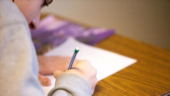 ORTAK SINAVLARIN KADEME SAYISI ARTTI  <br>  Geen yl 6. ve 9. snflarn Trke ve matematik derslerinde yaplan ortak snavlar bu yl, ortaokul 6 ve 7. snflar ile lise 9 ve 10. snflarda uygulanacak.  <br>  Bakanln bu yl belirledii kademe ve derslerdeki ortak snav takvimi yle:  <br>  "2024-2025 eitim retim yl 1. dnem 1. yazl snavlar  <br>  6. snf Trke dersi iin 30 Ekim 2024 aramba,  <br>  6. snf matematik dersi iin 31 Ekim 2024 Perembe,  <br>  10. snf Trk dili ve edebiyat dersi iin 30 Ekim 2024 aramba,  <br>  10. snf matematik dersi iin 31 Ekim 2024 Perembe,  <br>  2024-2025 eitim retim yl 1. dnem 2. yazl snavlar  <br>  7. snf Trke dersi iin 30 Aralk 2024 Pazartesi,  <br>  7. snf matematik dersi iin 31 Aralk 2024 Sal,  <br>  2024-2025 eitim retim yl 2. dnem 1. yazl snavlar  <br>  6. snf Trke dersi iin 24 Mart 2025 Pazartesi,  <br>  6. snf matematik dersi iin 25 Mart 2025 Sal,  <br>  7. snf Trke dersi iin 27 Mart 2025 Perembe,  <br>  7. snf matematik dersi iin 28 Mart 2025 Cuma,  <br>  9. snf Trk dili ve edebiyat dersi iin 24 Mart 2025 Pazartesi,  <br>  9. snf matematik dersi iin 25 Mart 2025 Sal."