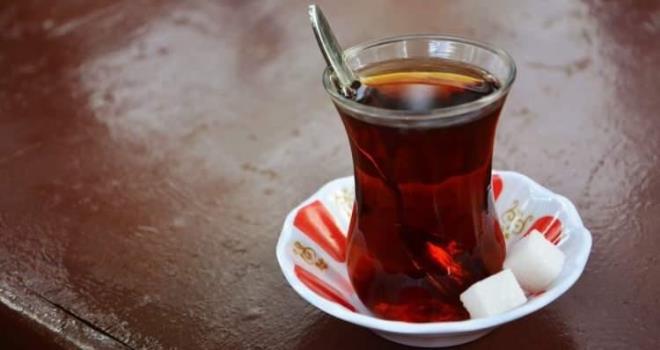 ay ve kahveyle birlikte tketilmemesi gereken yiyecekler arasnda biftek ve rosto dana eti gibi demir asndan zengin yiyeceklerin yan sra spanak, brokoli ve kara lahana gibi yeil sebzeler de yer alyor.