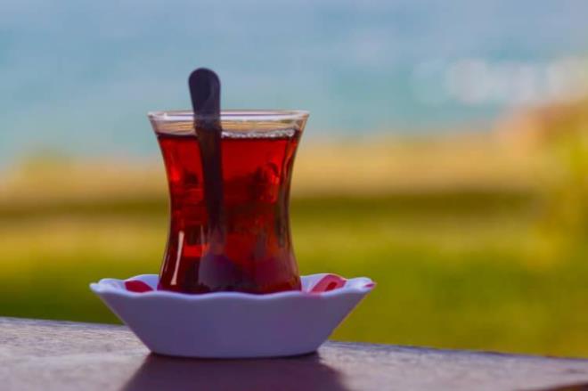 ay ve kahvenin yan sra meyve, sebze ve baharat gibi yiyeceklerde de polifenoller bulunur; ancak ok daha dk seviyelerde.