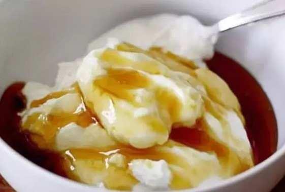 Pekmez ve yourt ikilisi, dengeli bir beslenme iin tercih edilebilir. Doal eker ieren pekmez, yourt ile bir araya geldiinde ne ok tatl ne de ok eki bir lezzet ortaya kar.