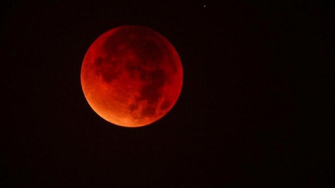 KIRMIZI RENGE BRNECEK    Bu  olay bir araya geldiinde "Sper Kanl Ay Tutulmas" olarak adlandrlan olaanst grsel bir gkyz olay oluur.    Ay, hem daha byk hem de krmz bir renge brnm ekilde grnr.