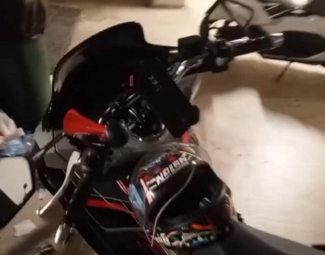 Her iki olayn yaand blgede gvenlik kameras kaytlarn inceleyen polis ekipleri, phelinin motosikletinin plakasnn pembe bir bez parasyla kapatldn saptad.     Ayrca, taciz olayn renen blgedeki motokuryeler, motosikletin zerindeki bir korna olduunu fark etti.