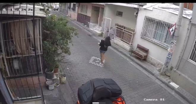 iek Mahallesi 1637/16 Sokak?ta dn saat 09.00 sralarnda evinden kp kucandaki ocuk ile sokakta yryen E.., arkadan yaklaan motosikletinin plakas kapal ve banda kask bulunan kuryenin fiziksel tacizine urad.