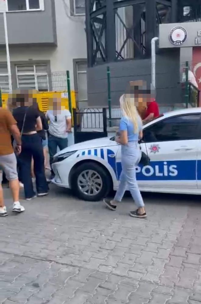 Ekipler, meslektalarnn ifadelerinden de yola karak phelinin T.C. olduunu belirledi. Meslektalar tarafndan arlan T.C., polis tarafndan yakaland.    gzaltna alnan motokurye T.C. sevk edildii adliyede tutukland.