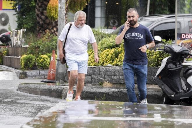 Macit, "Yalar perembe gn de Karadeniz'de, Dou Anadolu'nun kuzey ve dousunda ve Marmara'nn dousunda, bunun yannda da Dou Akdeniz'in i kesimlerinde devam ediyor. Haftann son gn de Karadeniz, Dou Anadolu'nun kuzey ve dousunda yerel gk grltl saanak ya geileri bekliyoruz. Bu yalarn perembe gn iin Orta ve Dou Karadeniz kylar, Dou Anadolu'nun kuzey dousunda, bunun yannda da Artvin, Mu ve Bitlis evrelerinde yerel kuvvetli olmasn bekliyoruz." dedi.