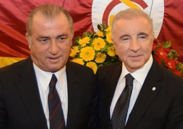 Teknik Direkt�r Fatih Terim'in Milli Tak�m'�n ba��na ge�mesiyle tavana ��kan kriz s�recinde Aysal'�n Andorra ma�� �ncesi, "Hocam bu ak�am i�in bol �anslar diliyoruz. Allah kolayl�k versin" mesaj�n� att���, ma� sonras� ise "Tebrikler hocam, her�ey g�nl�nce olsun. �ok zevkli bir ma� oldu. Tak�m uykudan uyanm�� gibi idi. Devam� art�k Romenlerin ba��na" dedi�i ortaya ��kt�. Terim ise bu mesaja "Te�ekk�rler ba�kan. �n�allah dedi�iniz gibi olur. Romanya'ya beklerim" kar��l���n� vermi�.