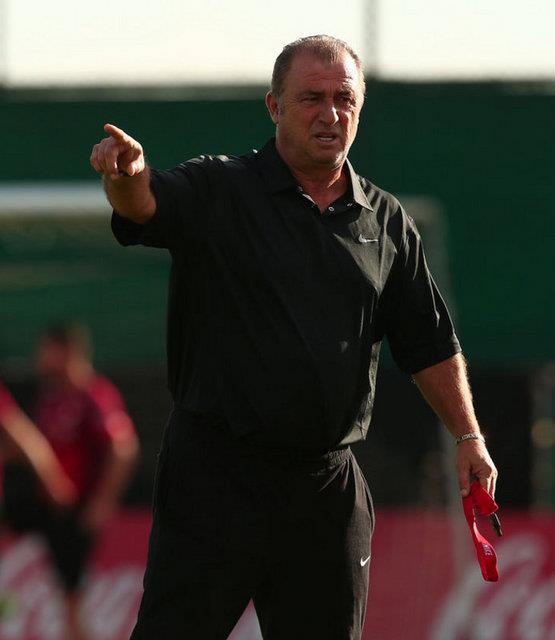 <p><b>10 Eyl�l Sal�-Saat 23:00 (Romanya ma�� sonras�):</b></p>  <b>�nal Aysal:</b> "Hocam S�per netice.. Eline sa�l�k, dar�s� haftaya Real Madrid.. Tebrikler, Seni ve B�t�n ekibi g�n�lden kutluyorum.. Selam ve sevgiler.."  <p>Terim'den g�z�ken bir YANIT yok..</p>